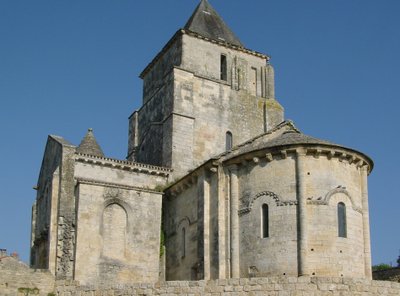 Vista de la Iglesia de San Pedro de French School