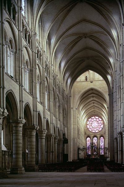 Vista de la nave mirando al este, completada en c.1230 de French School