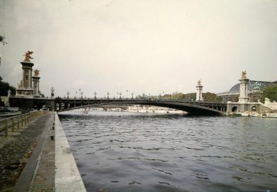 Vista del Puente Alejandro III, construido por los ingenieros Louis-Jean Resal (1854-1920) y Amedee Alby (1862-1942) para la Exposición Universal de 1900, 1897-1900 de French School
