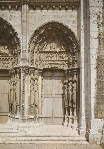 Vista de la puerta sur del portal real, c.1145-50 de French School