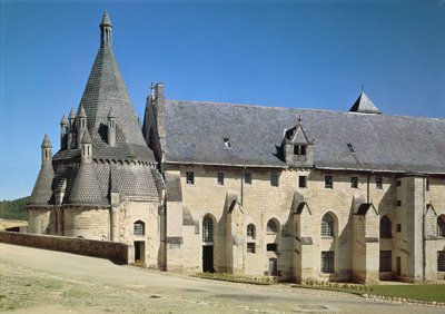 Vista de la Torre de Evrault y el refectorio de French School