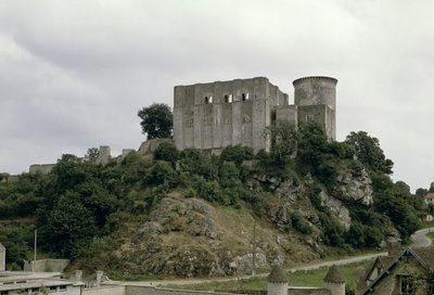 Vista de la Torre de Talbot y el torreón del castillo de French School