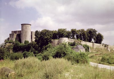 Vista de la Torre de Talbot y el torreón del castillo de French School