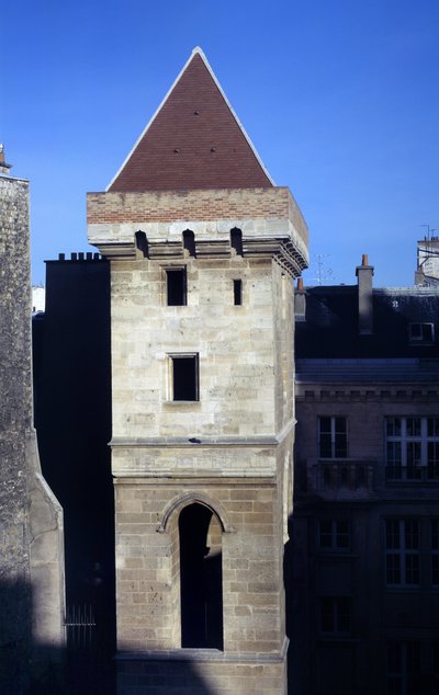 Vista de la Torre de Juan sin Miedo, construida en 1408 por Juan I de Borgoña conocido como Juan sin Miedo (1371-1419), tras el asesinato del Duque de Orleans. Formaba parte del Hotel de Borgoña, un antiguo hotel de Artois erigido contra el suelo de French School