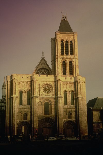 Vista de la fachada oeste, comenzada c.1135 de French School