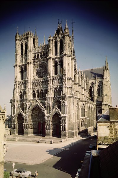 Vista de la fachada oeste, c.1220-70 de French School