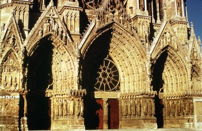 Vista de los portales del frente oeste, comenzados en 1231 y completados en 1430 de French School