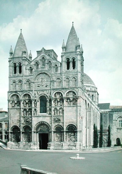 Vista de la fachada oeste, construida 1125-35 de French School