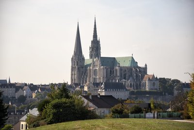 Vista de la catedral de Chartres con la ciudad de French School