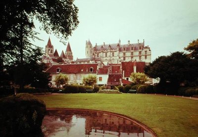 Vista del castillo y la iglesia de St. Ours de French School
