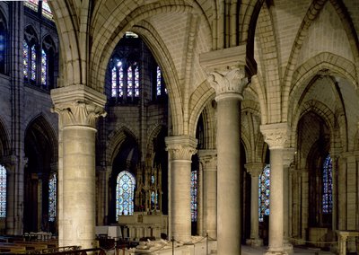 Vista de las columnas y la bóveda en el deambulatorio de French School