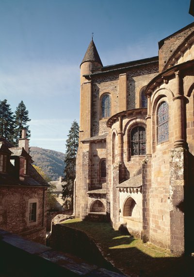 Vista exterior de la iglesia, construida entre 1035-60 de French School