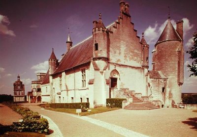 Vista del exterior con las fachadas sur y oeste de French School