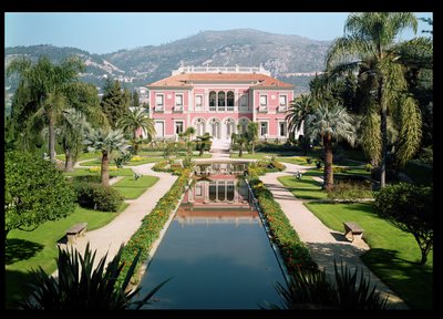 Vista de la fachada y jardines de la Villa Ile-de-France, construida en 1905-12 de French School