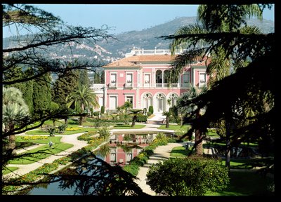 Vista de la fachada y jardines de la Villa Ile-de-France, construida en 1905-12 de French School