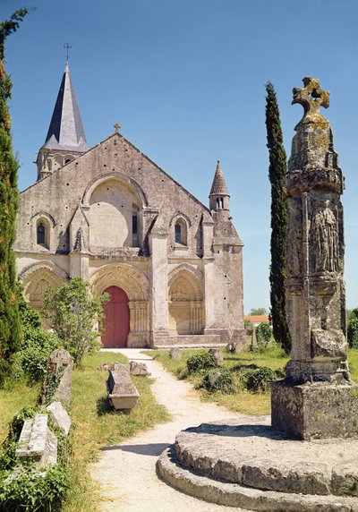 Vista de la fachada de la Iglesia de San Pedro, 1150-75 de French School