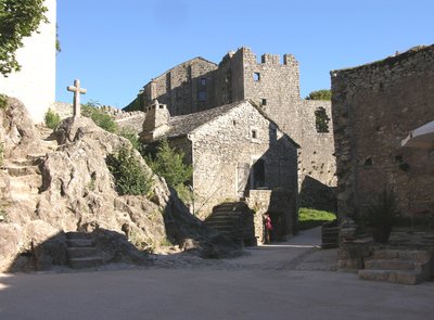 Vista de la iglesia fortificada construida por los Caballeros de San Juan de Jerusalén de French School