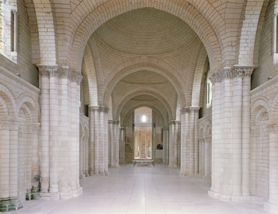 Vista de la nave y el ábside de la iglesia abacial con las efigies de Enrique II (1133-89) Rey de Inglaterra y su esposa, Leonor de Aquitania (d.1204) de French School
