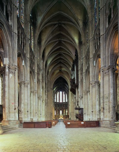 Vista de la nave, comenzada en 1194 de French School
