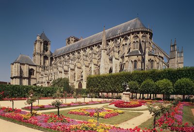 Vista de la nave de la Catedral de St. Etienne, construida entre 1200-60 de French School