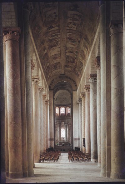 Vista de la nave hacia el coro y la bóveda decorada con frescos del siglo XII de French School