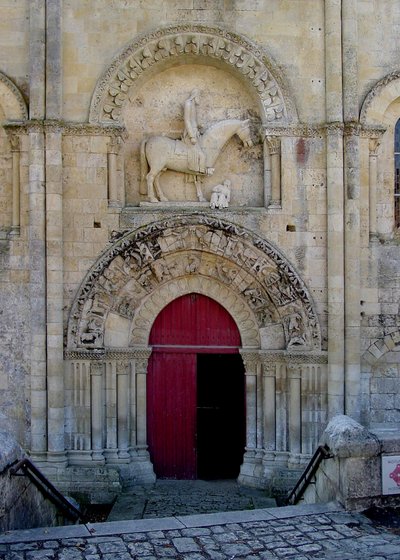 Vista del portal norte de la Iglesia de San Hilario de French School