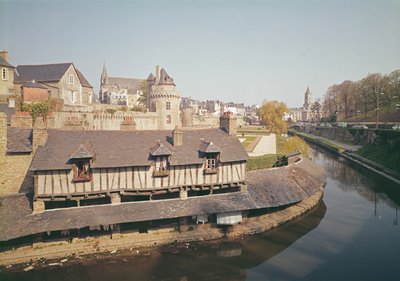 Vista de las antiguas fortificaciones y una casa de lavado de French School