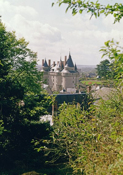 Vista del castillo restaurado desde el noroeste, construido para Jean Bourre, ministro de Luis XI de Francia en c.1465 de French School