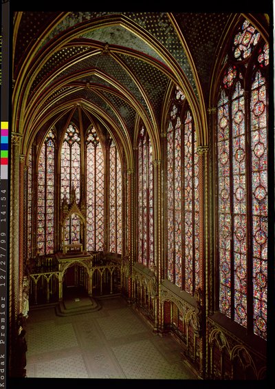 Vista de las vidrieras en la capilla superior, 1246-48 de French School