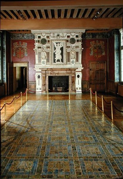 Vista del Suelo de Azulejos y la Chimenea en el Gran Salón de French School
