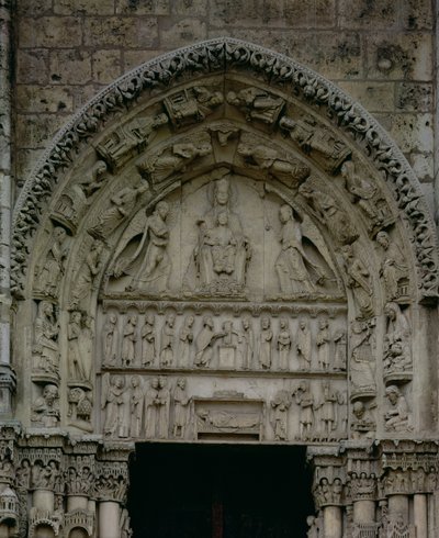 Vista del tímpano que representa a la Virgen y el Niño entronizados, Puerta Sur del Portal Real de French School
