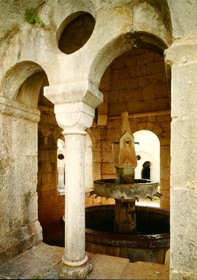 Vista de la fuente de agua utilizada por los monjes en el claustro de French School