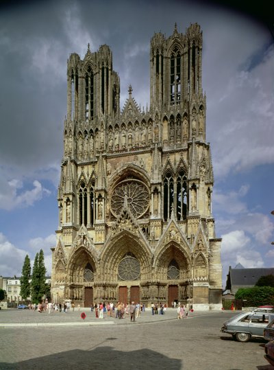 Vista de la fachada oeste, comenzada en 1231 y completada en 1430 de French School