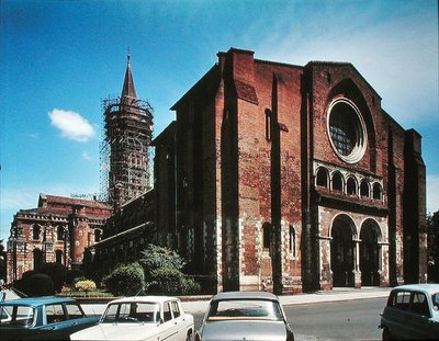 Vista de la fachada oeste de la iglesia, comenzada c.1075-80 de French School