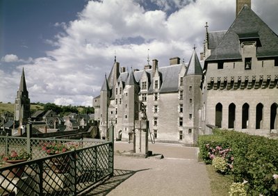 Vista de la fachada oeste del castillo restaurado construido para Jean Bourre, ministro de Luis XI de Francia, c.1465 de French School