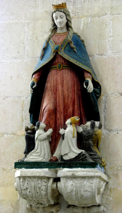 Virgen Protegiendo al Clero de French School