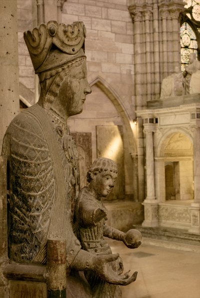 Virgen y Niño en majestad (madera policromada) (detalle) de French School