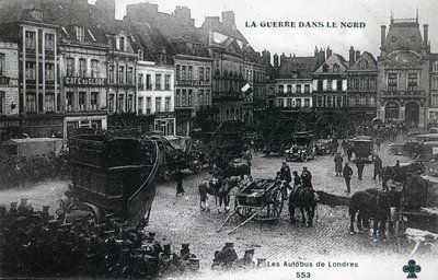 Guerra en el Norte: autobuses londinenses de la Fuerza Expedicionaria Británica en la plaza principal de Bethune en 1915 de French School