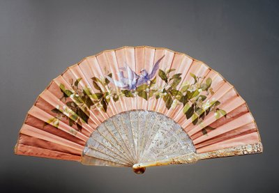 Abanico de boda con palomas en una rama, témpera sobre seda y nácar creado por Felix Alexandre, París de French School