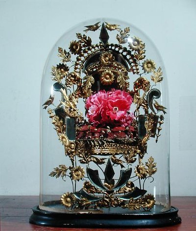 Corona de boda de flor de azahar bajo una cúpula de French School