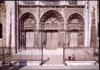 Fachada oeste con las tres puertas del Portal Real que representan (de izquierda a derecha) la Ascensión, Cristo en Majestad con los Símbolos de los Evangelistas y los Apóstoles y la Madonna y el Niño entronizados, c.114 de French School