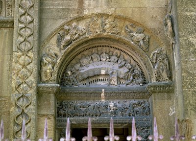 Tímpano de la apertura occidental que representa las Bodas de Caná de French School