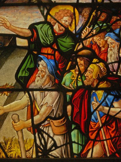 Ventana Charnier-10 que representa el Maná del Cielo; Cristo y la Hostia de French School
