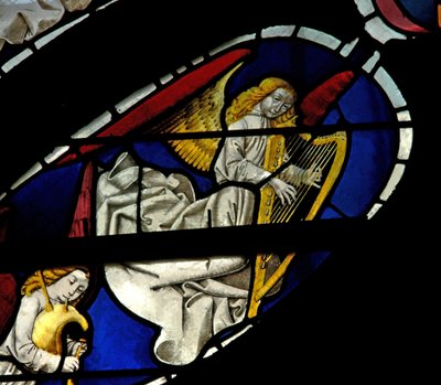 Ventana E3 que representa a ángeles músicos con arpa y gaita de French School