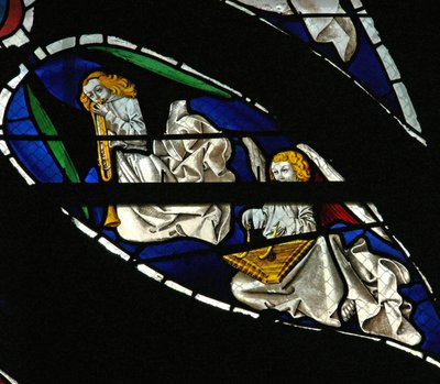 Ventana E3 que representa ángeles músicos con sacabuche y salterio de French School