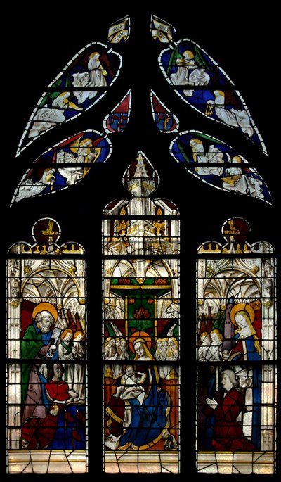 Ventana E3 que representa a la Virgen y el Niño entronizados: también los donantes con sus santos patronos (San Pedro y Santa Bárbara) de French School