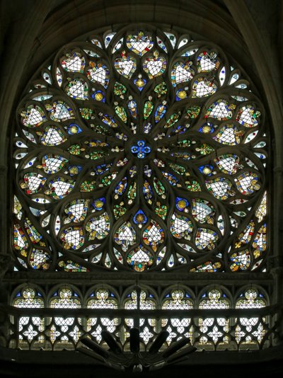 Ventana rosa sur, construida a principios del siglo XVI, contiene gran parte de su vidrio decorativo original, aunque fue muy restaurada en 1865 de French School