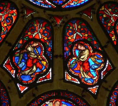 Ventana Ww que representa a un ángel tocando la trompeta del Juicio Final de French School