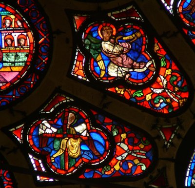 Ventana Ww que representa a un ángel con un instrumento de la Pasión - la Cruz y un ángel con una trompeta en el Juicio Final de French School