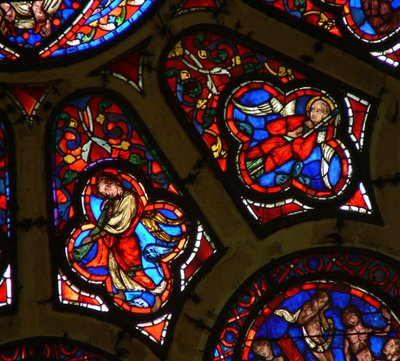 Ventana Ww que representa ángeles, uno con un instrumento de la Pasión y otro con una trompeta de French School